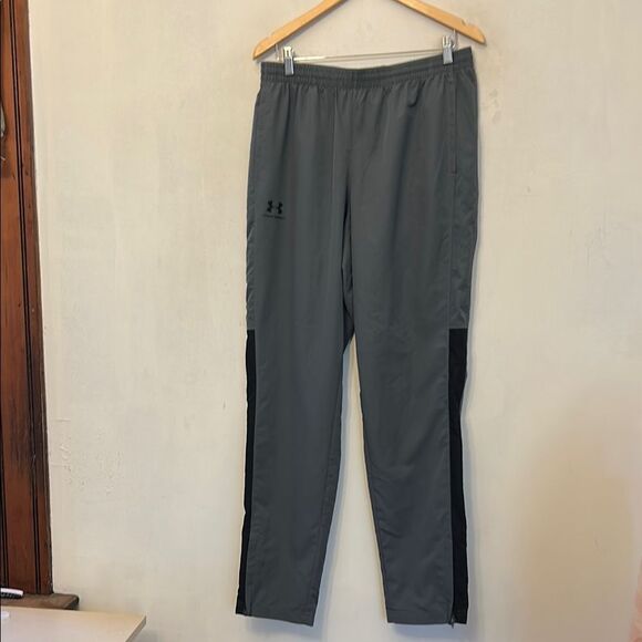 Under Armour Gray Black Sweatpants Size L
EUC - Picture 1 of 8
